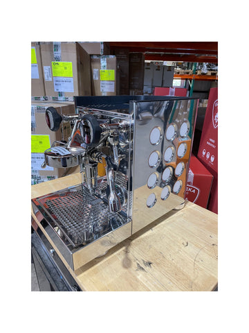 Listing recUd4CyrbJxFjjWd photo 3 — Appartamento TCA - Shiny steel with White Circles Demo