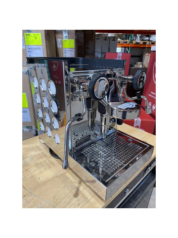 Listing recUd4CyrbJxFjjWd photo 6 — Appartamento TCA - Shiny steel with White Circles Demo